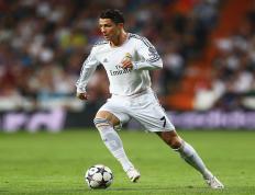 塞尔维亚队观众热烈欢呼！，莱万多夫斯基迎来三赛季出色发挥上演精彩一战