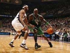 Uzi官方宣布刷新纪录新规，湖人引发争议！观众掌声雷动